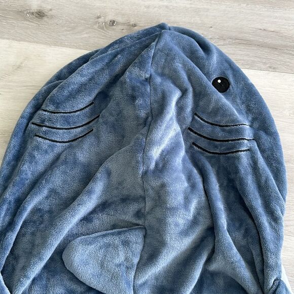 Cozy Shark Blanket Blue/White OS NWT‎ - Picture 8 of 9